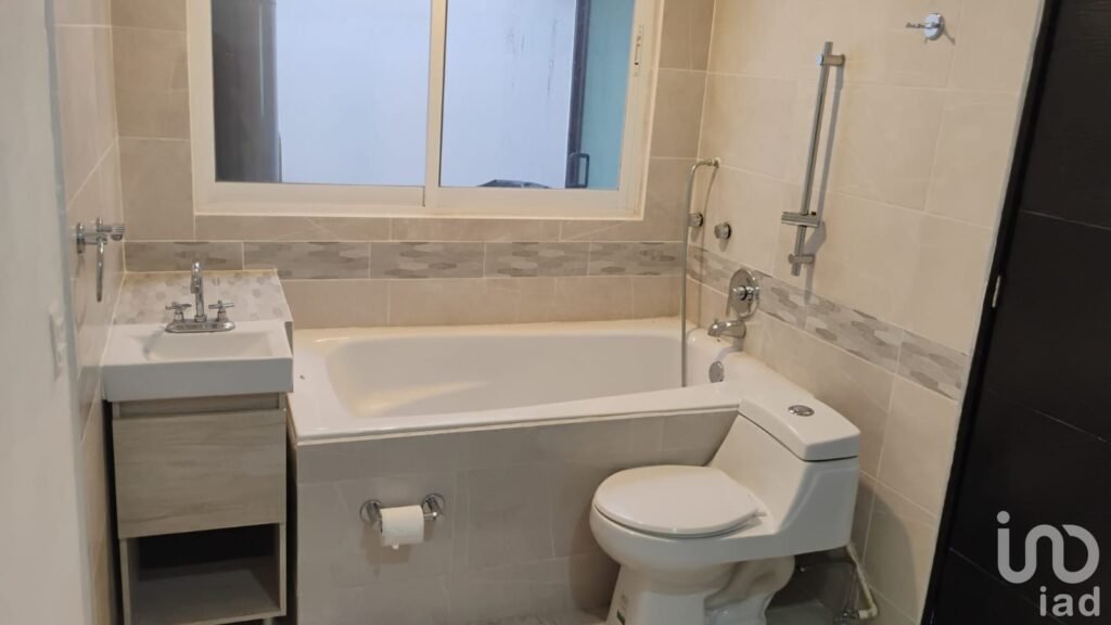 CASA EN RENTA CON HABITACION DE PLANTA BAJA EN PACHUCA