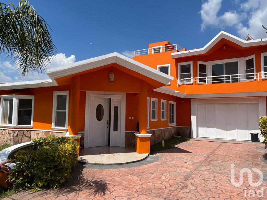 Venta de casa y 3 departamentos en Chipilo, Puebla