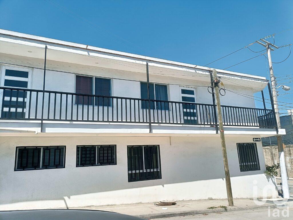 Conjunto de casa y departamentos en venta en Jardines de Santa Ana, Zapopan, Jalisco