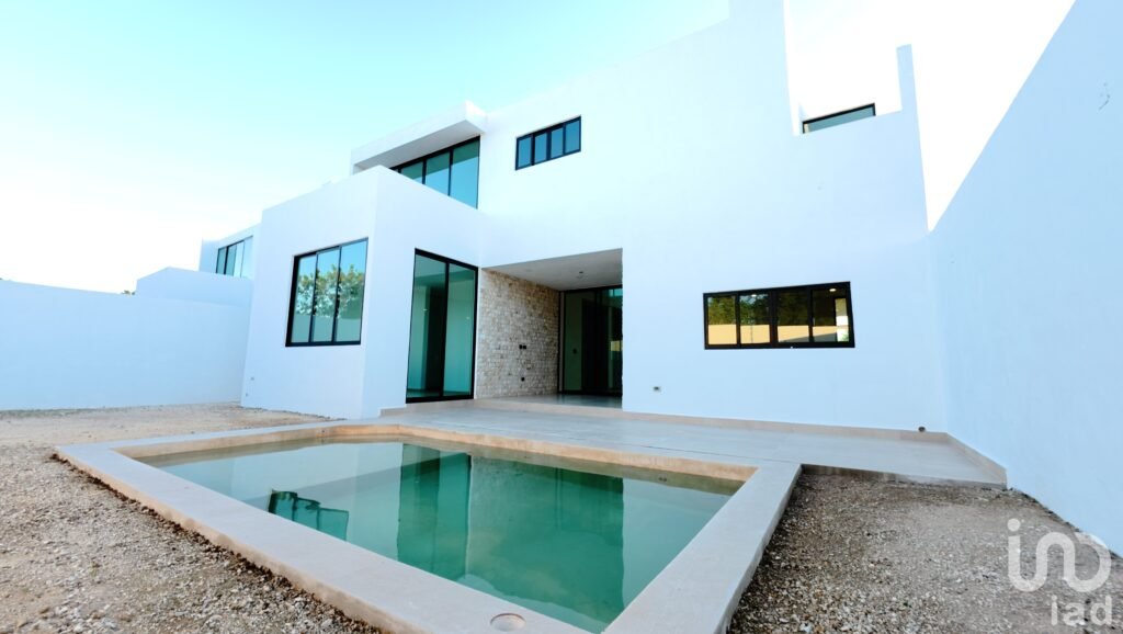 Magnífica Residencia en Privada Parque Natura, Mérida – Cuatro Recámaras y Entrega Inmediata