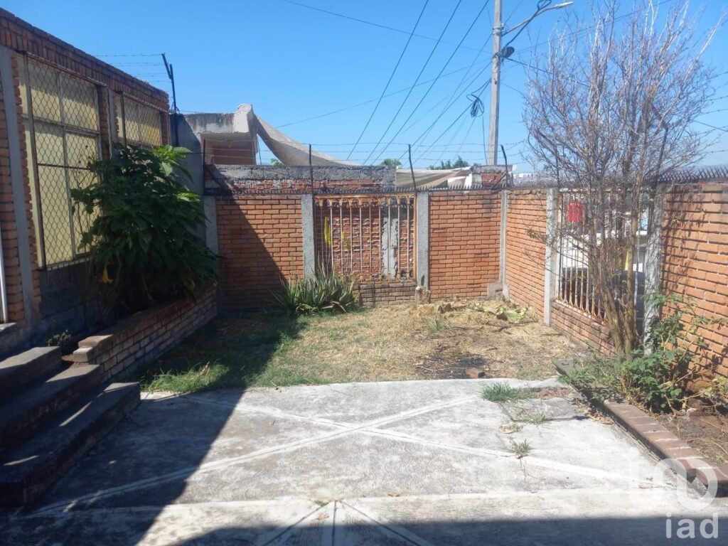 SE RENTA TERRENO EN LAS PALMAS CERCA DEL TREBOL EXCELENTE PARA SALON O RESTAURANTE
