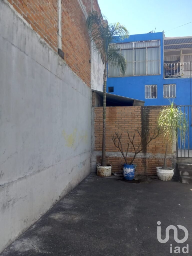 SE RENTA TERRENO EN LAS PALMAS CERCA DEL TREBOL EXCELENTE PARA SALON O RESTAURANTE