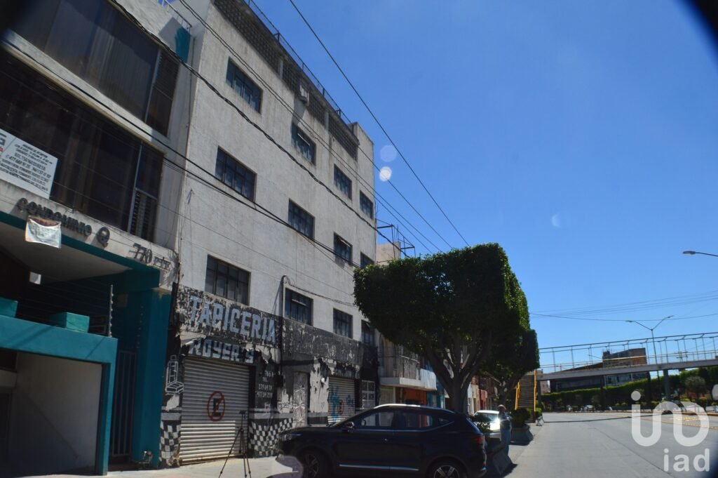 Edificio de 3 departamentos y 2 locales en venta para remodelar en Blvd Lopez Mateos, Leon, Gto.