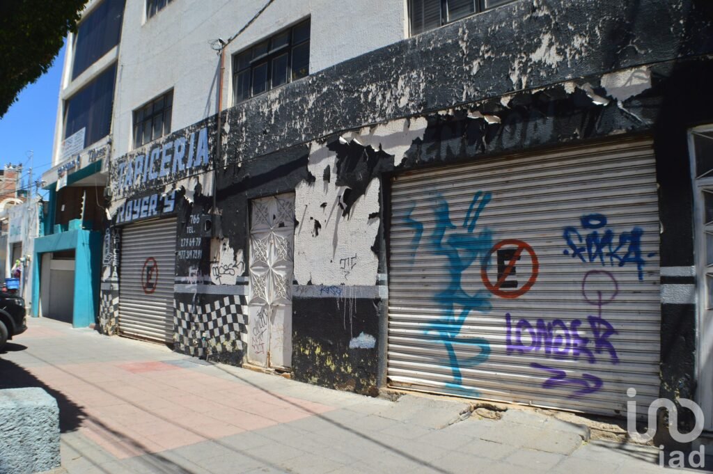 Edificio de 3 departamentos y 2 locales en venta para remodelar en Blvd Lopez Mateos, Leon, Gto.