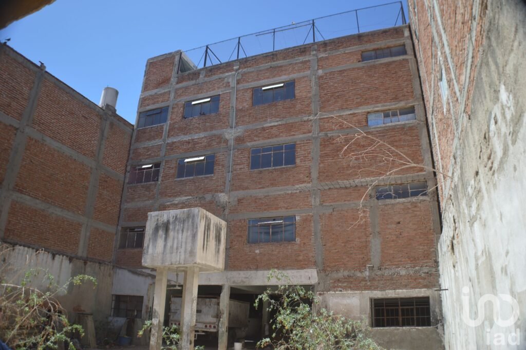 Edificio de 3 departamentos y 2 locales en venta para remodelar en Blvd Lopez Mateos, Leon, Gto.