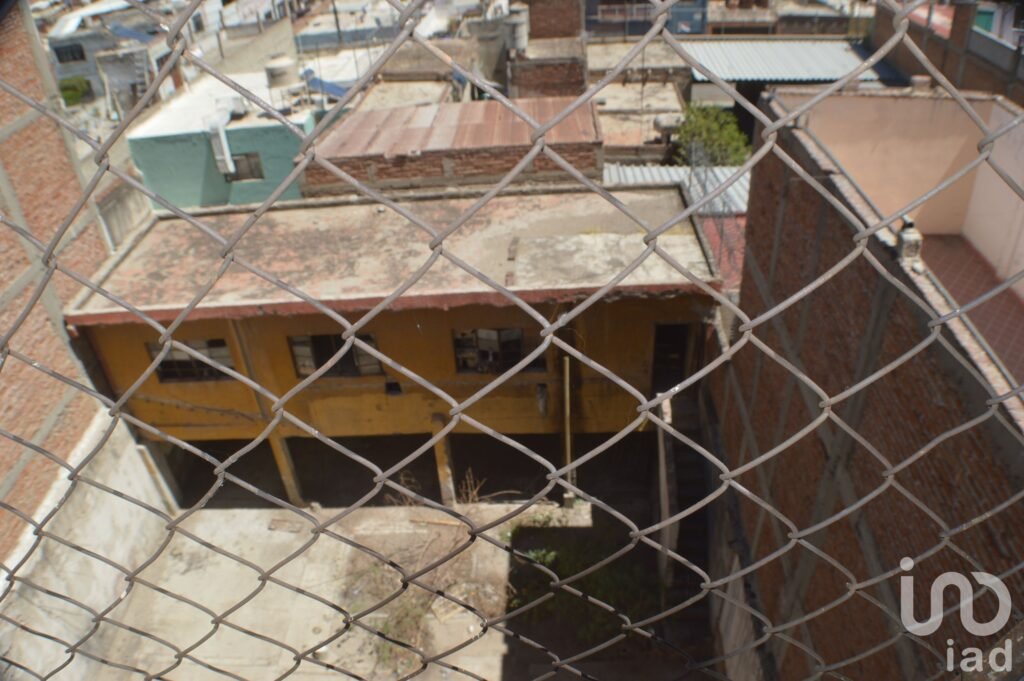 Edificio de 3 departamentos y 2 locales en venta para remodelar en Blvd Lopez Mateos, Leon, Gto.