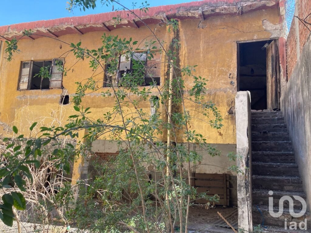 Edificio de 3 departamentos y 2 locales en venta para remodelar en Blvd Lopez Mateos, Leon, Gto.