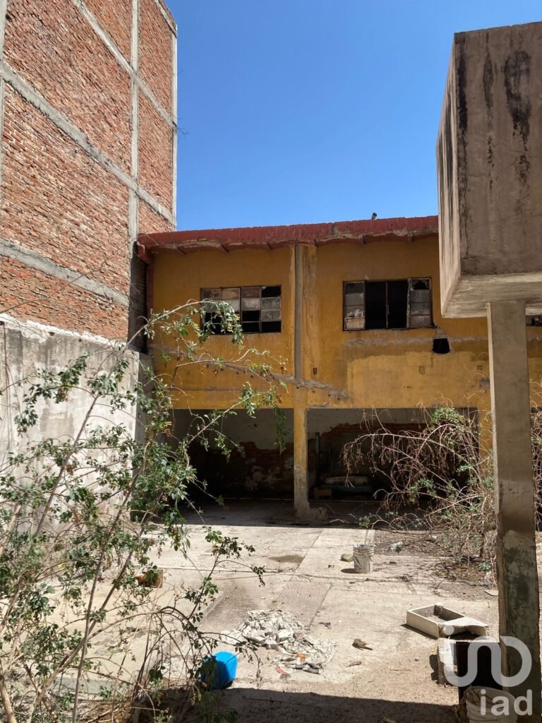 Edificio de 3 departamentos y 2 locales en venta para remodelar en Blvd Lopez Mateos, Leon, Gto.