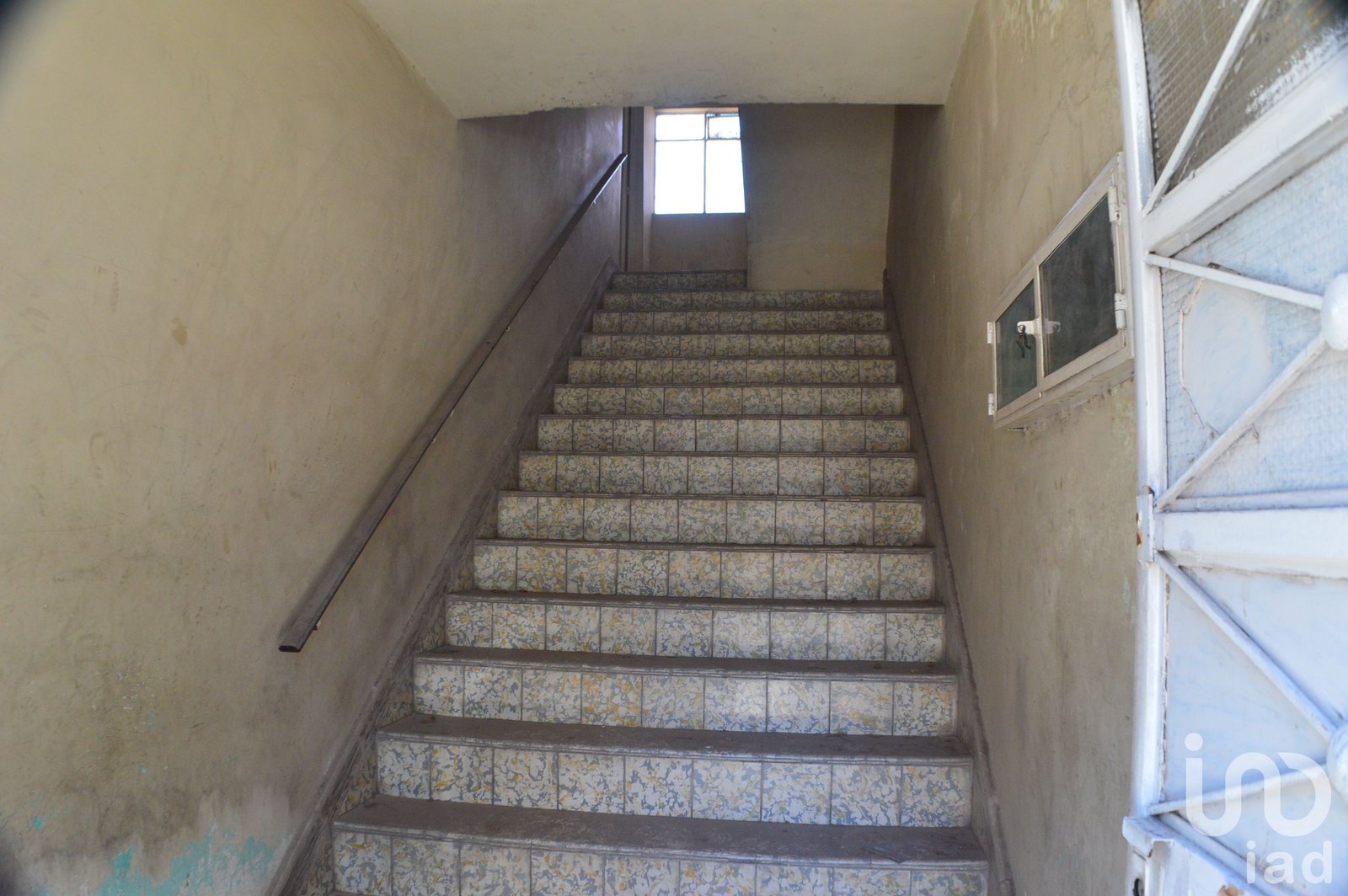 Edificio de 3 departamentos y 2 locales en venta para remodelar en Blvd Lopez Mateos, Leon, Gto.