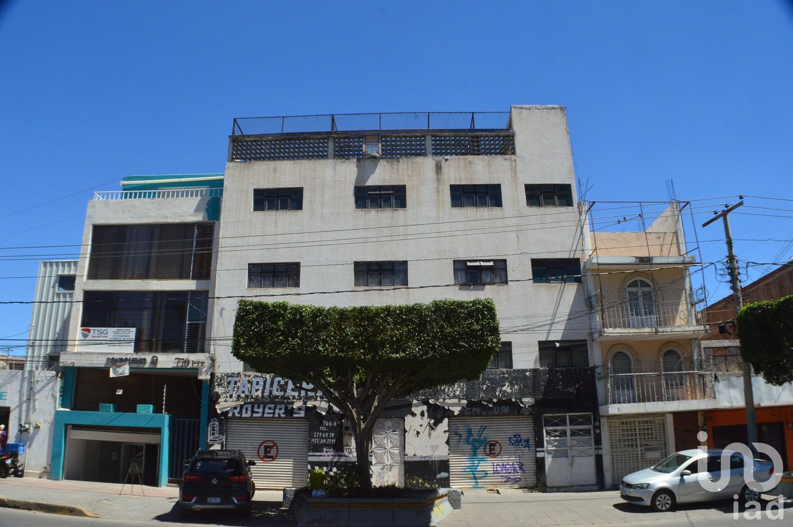 Edificio de 3 departamentos y 2 locales en venta para remodelar en Blvd Lopez Mateos, Leon, Gto.