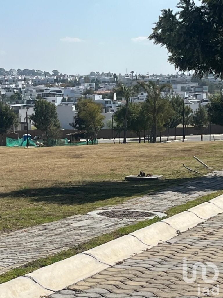 TERRENO EN ESQUINA  EN PARQUE SOFIA LOMAS DE ANGELOPOLIS