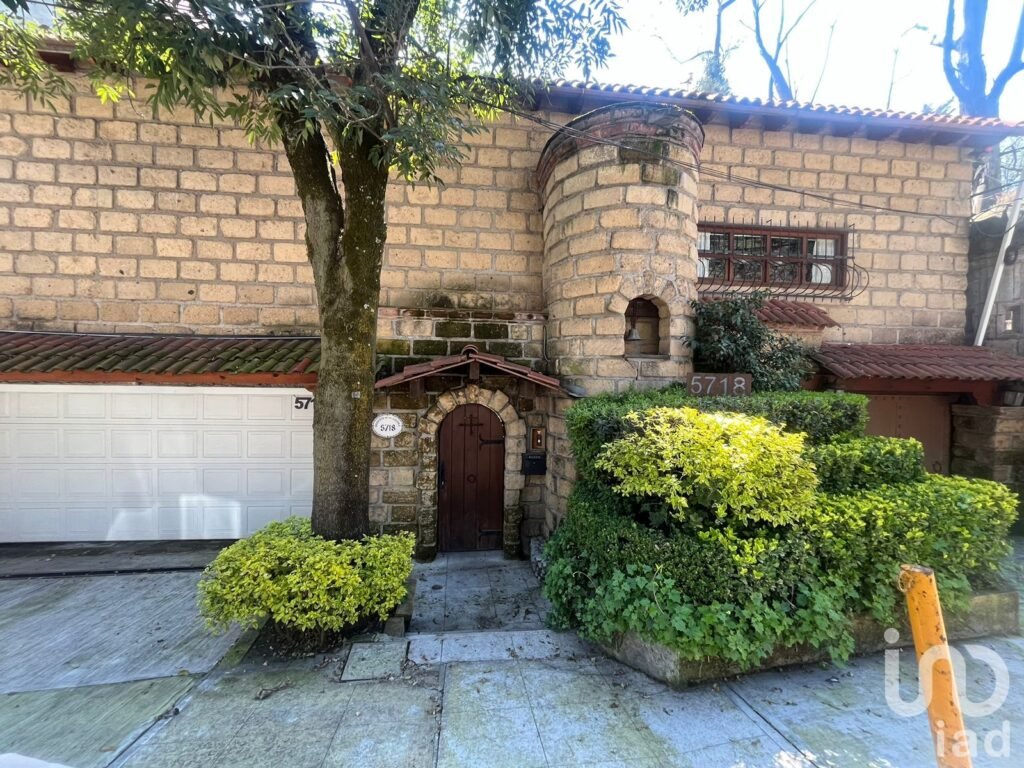 Se vende Casa con terreno con uso de suelo para construir en Av Desierto de Los Leones