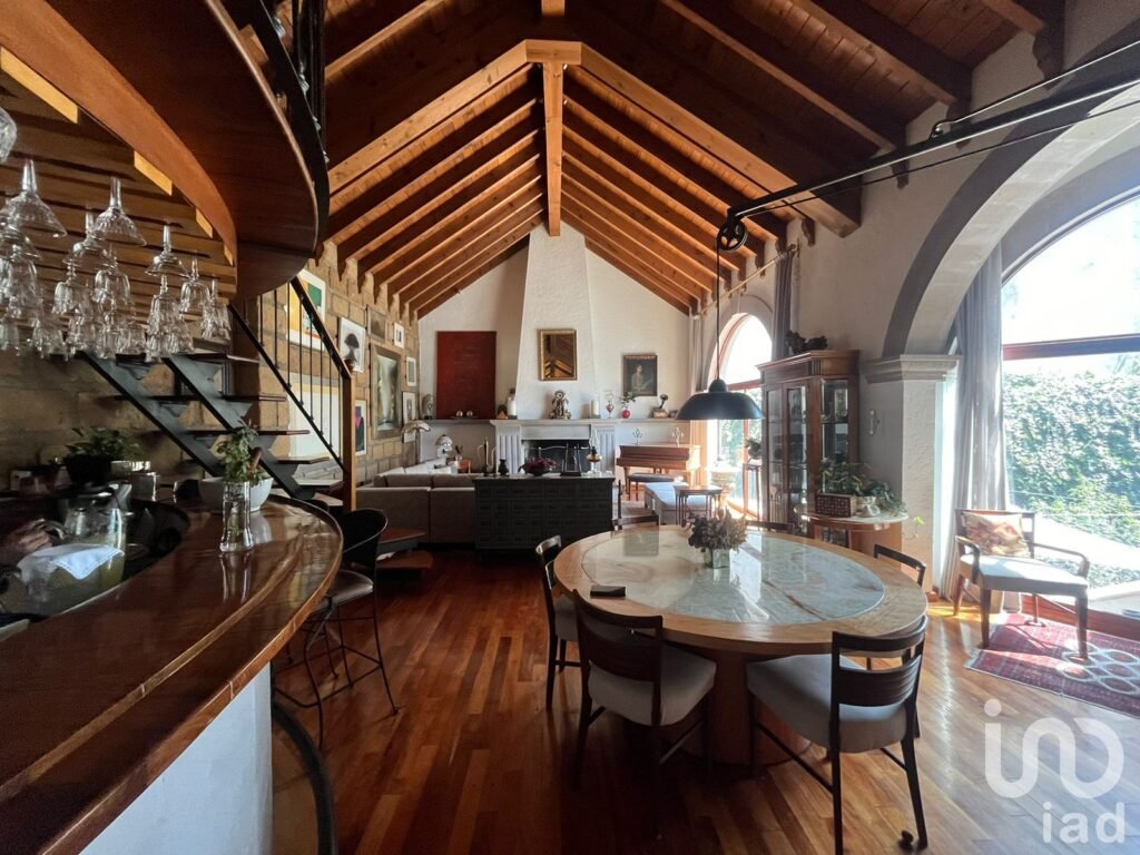 Se vende Casa con terreno con uso de suelo para construir en Av Desierto de Los Leones