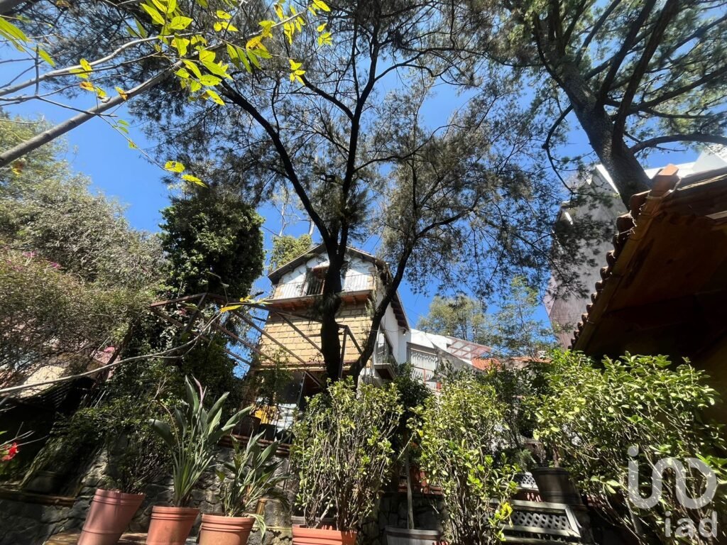 Se vende Casa con terreno con uso de suelo para construir en Av Desierto de Los Leones