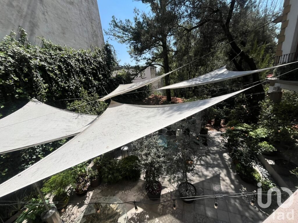 Se vende Casa con terreno con uso de suelo para construir en Av Desierto de Los Leones