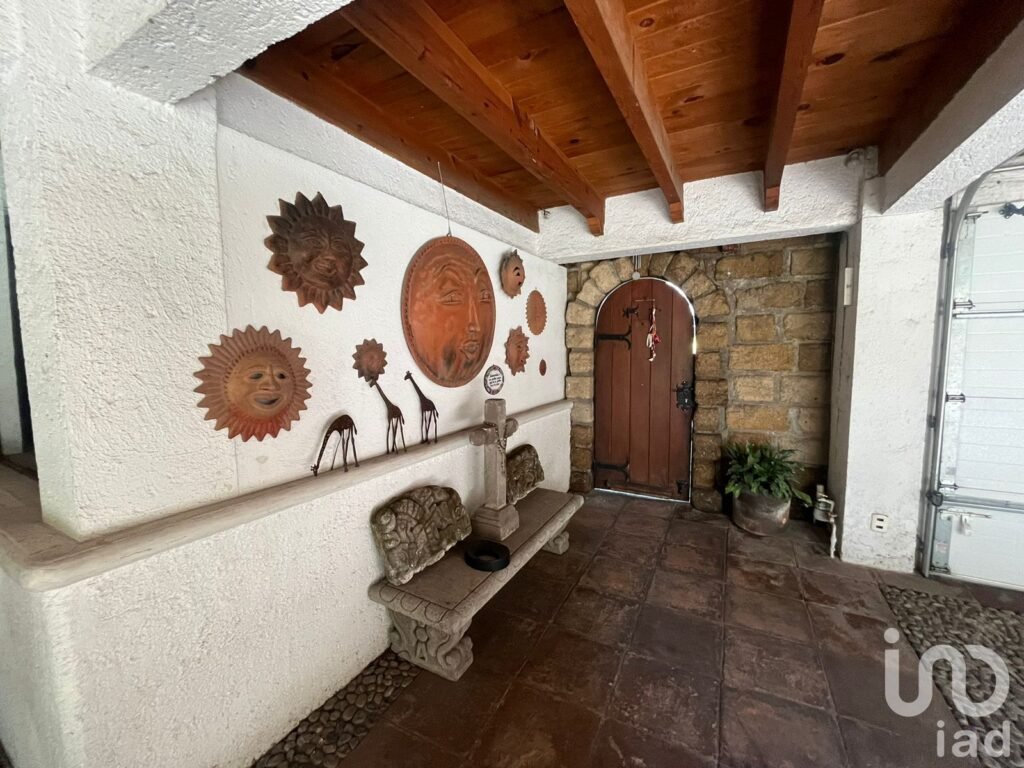 Se vende Casa con terreno con uso de suelo para construir en Av Desierto de Los Leones