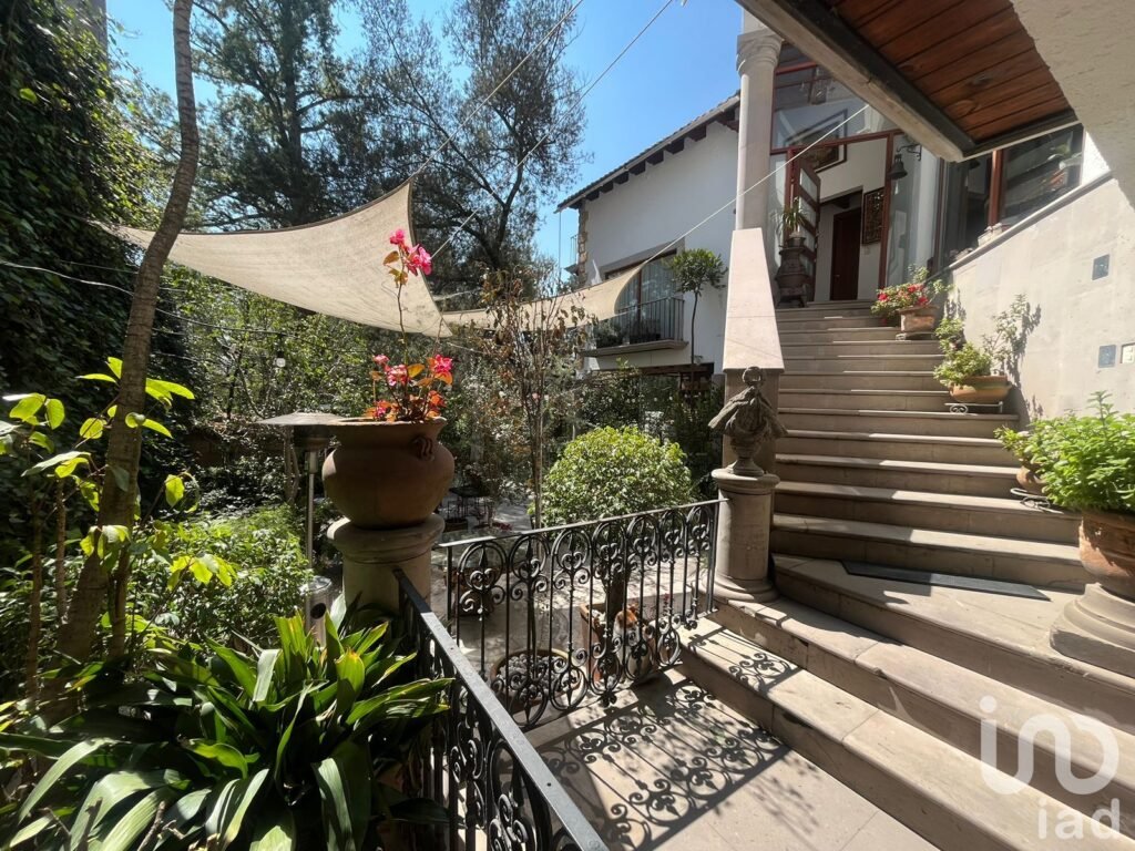 Se vende Casa con terreno con uso de suelo para construir en Av Desierto de Los Leones