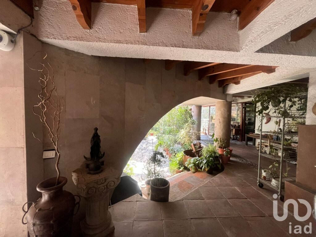 Se vende Casa con terreno con uso de suelo para construir en Av Desierto de Los Leones