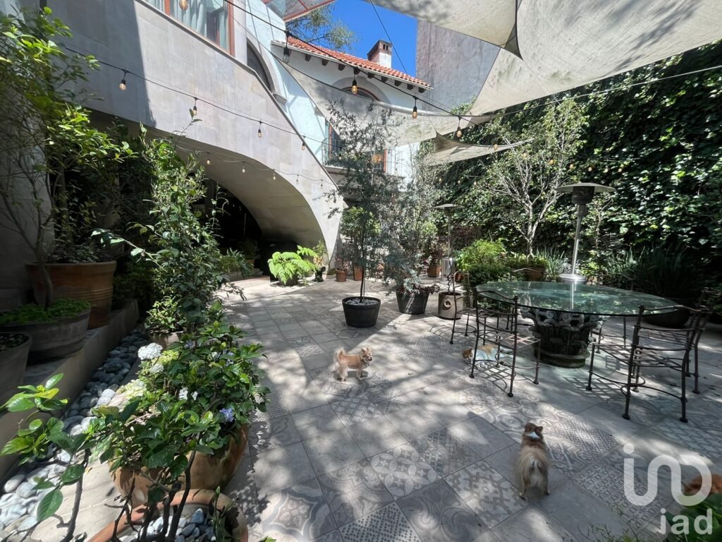 Se vende Casa con terreno con uso de suelo para construir en Av Desierto de Los Leones