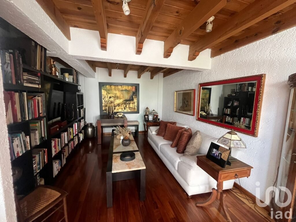 Se vende Casa con terreno con uso de suelo para construir en Av Desierto de Los Leones