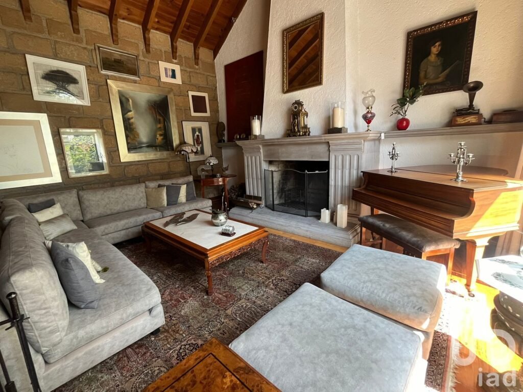 Se vende Casa con terreno con uso de suelo para construir en Av Desierto de Los Leones