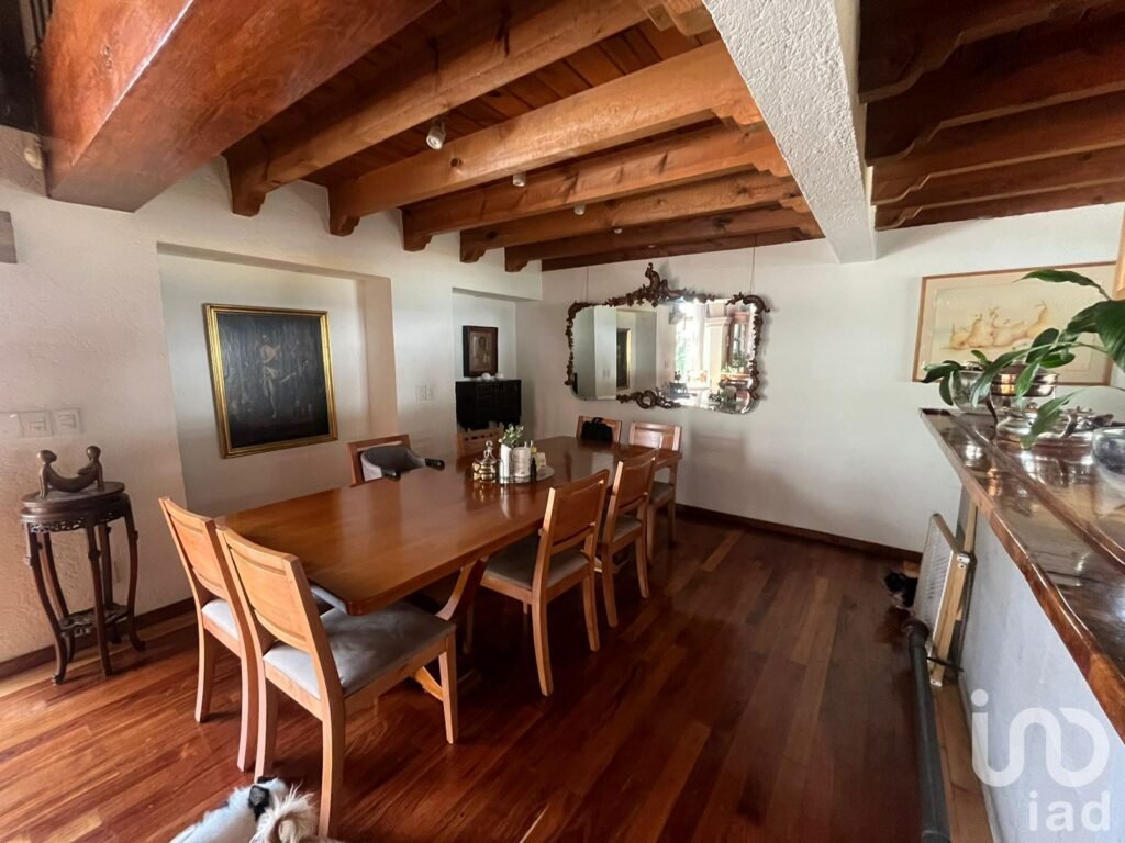 Se vende Casa con terreno con uso de suelo para construir en Av Desierto de Los Leones