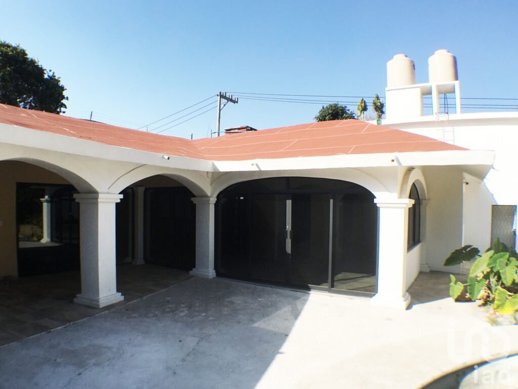 Casa en Venta bungalow, un nivel, remodelada. Lomas de Cuernavaca