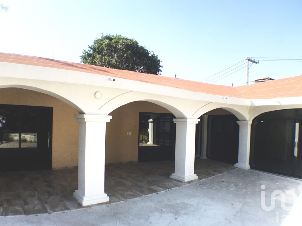 Casa en Venta bungalow, un nivel, remodelada. Lomas de Cuernavaca