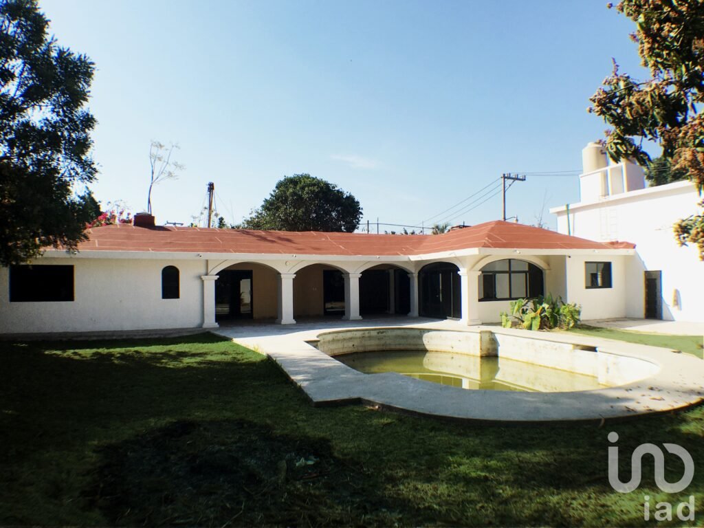 Casa en Venta bungalow, un nivel, remodelada. Lomas de Cuernavaca