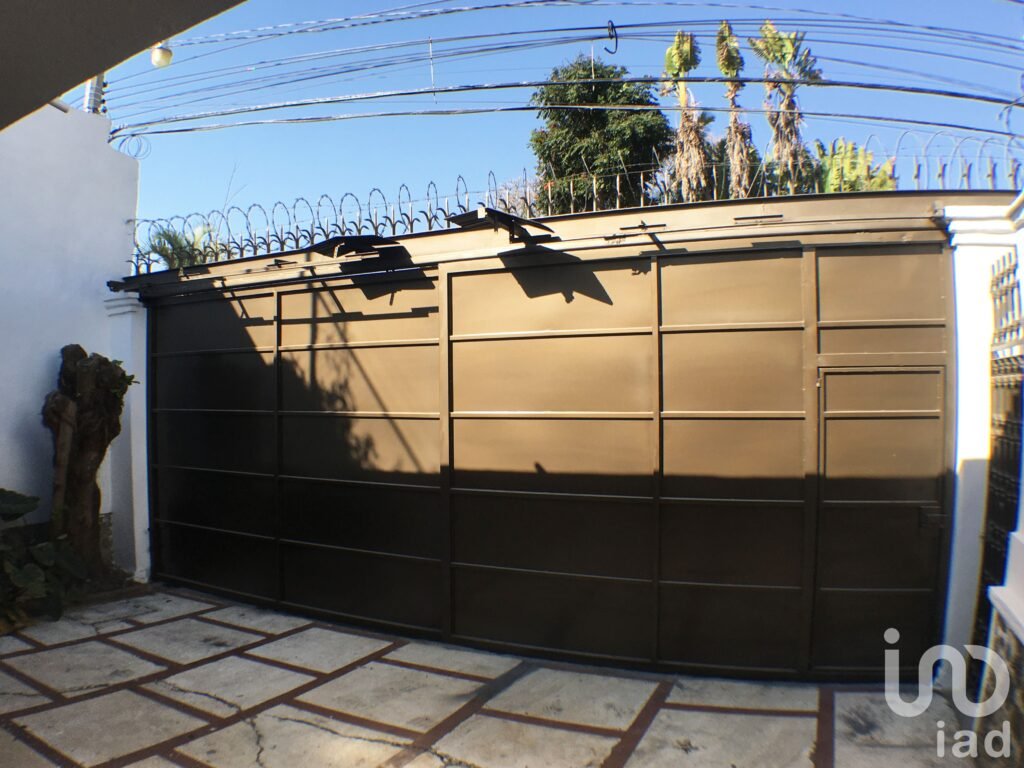 Casa en Venta bungalow, un nivel, remodelada. Lomas de Cuernavaca