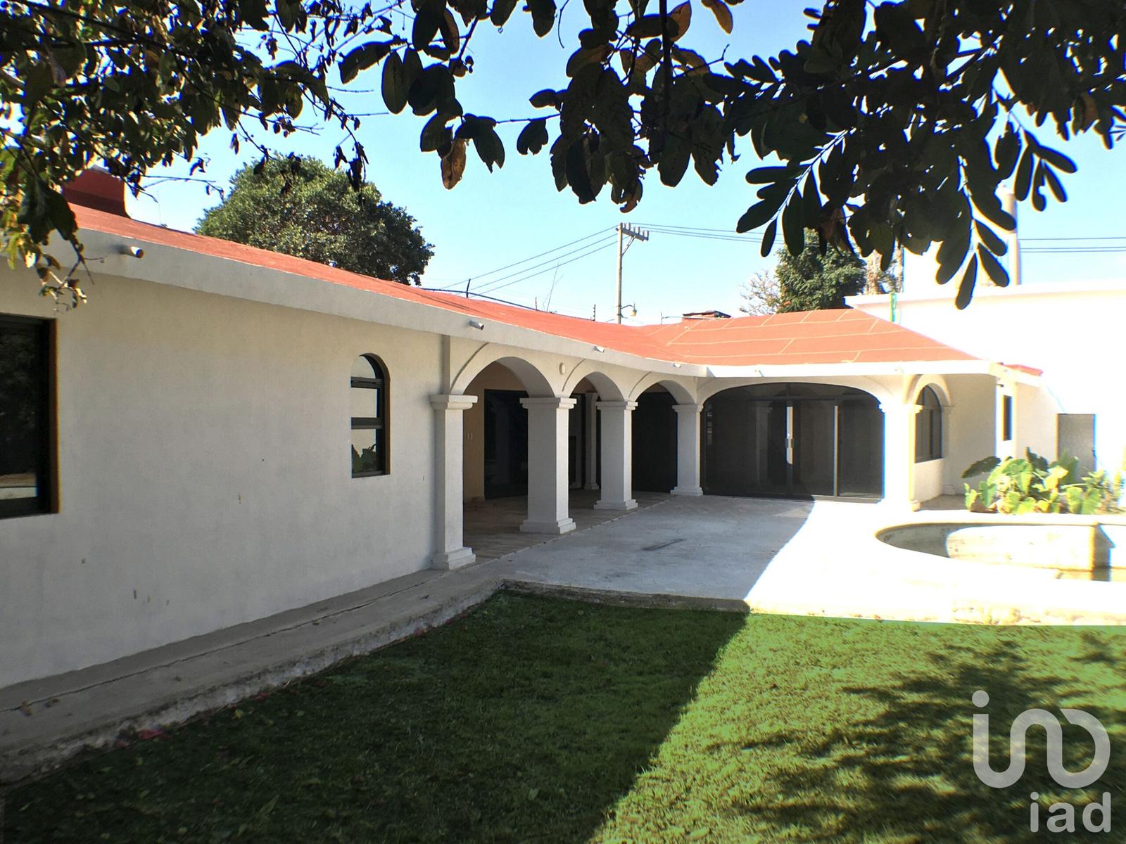 Casa en Venta bungalow, un nivel, remodelada. Lomas de Cuernavaca