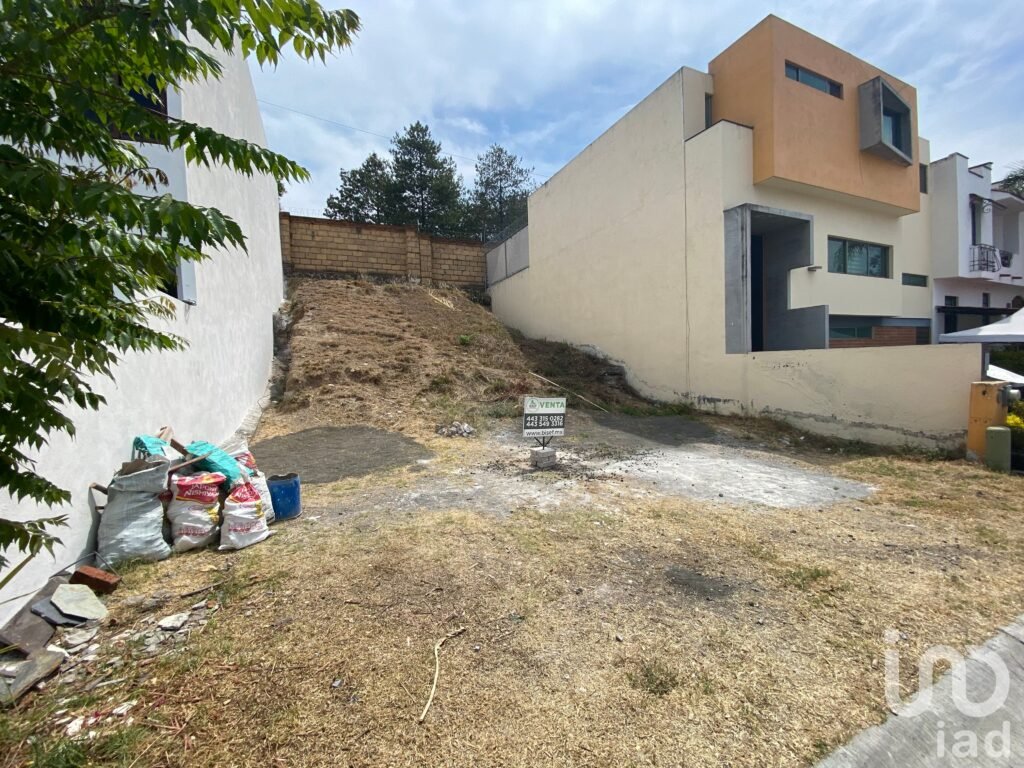 SE VENDE TERRENO EN ALTOZANO PRIMER FRACCI A LA DERECHA DE LA GLORIETA
