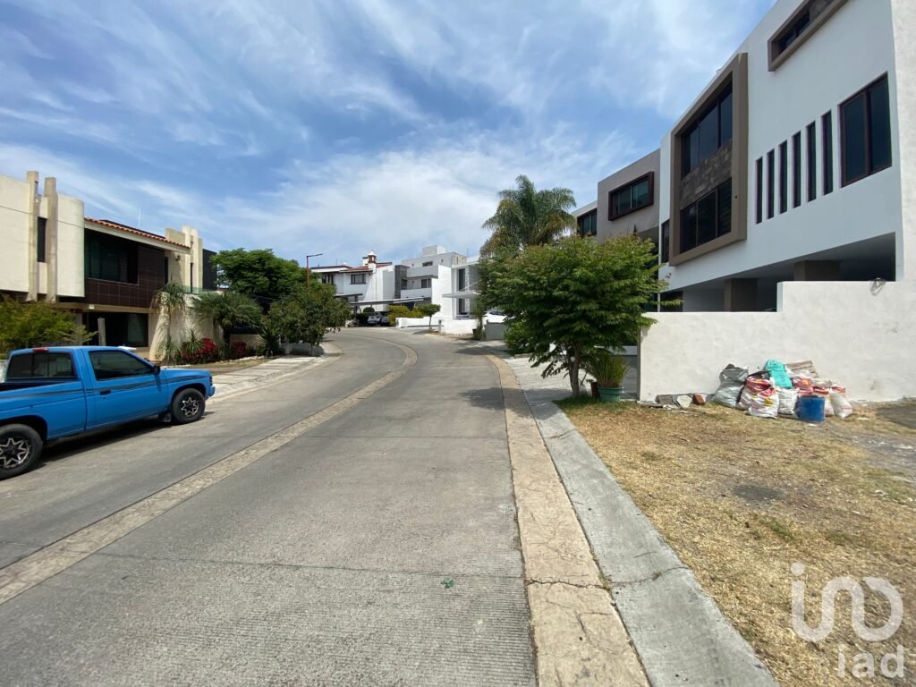 SE VENDE TERRENO EN ALTOZANO PRIMER FRACCI A LA DERECHA DE LA GLORIETA