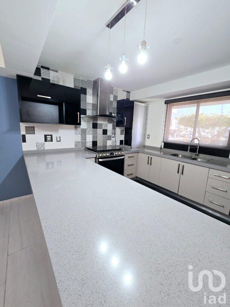 Casa en venta en Celaya, ALTEZA residencial por av Camino San Jose de Gto. con Alberca, Billar,