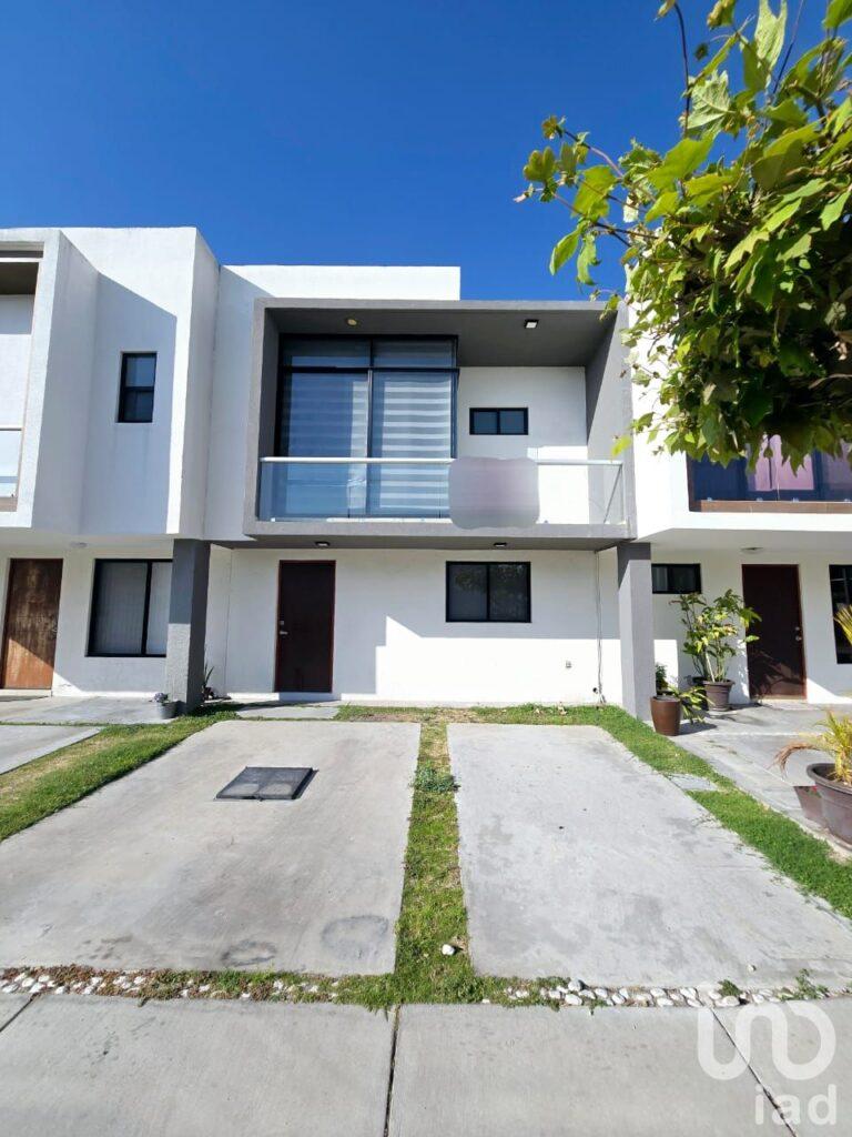 Casa en venta en Celaya, ALTEZA residencial por av Camino San Jose de Gto. con Alberca, Billar,