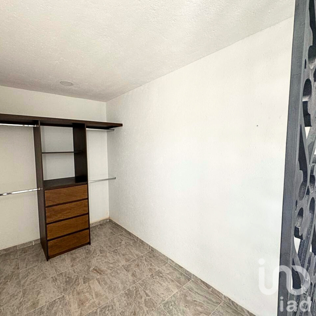 CASA EN VENTA EN HARAS DEL BOSQUE CON JARDIN Y BALCON A UN PASO DEL LAGO PRINCIPAL