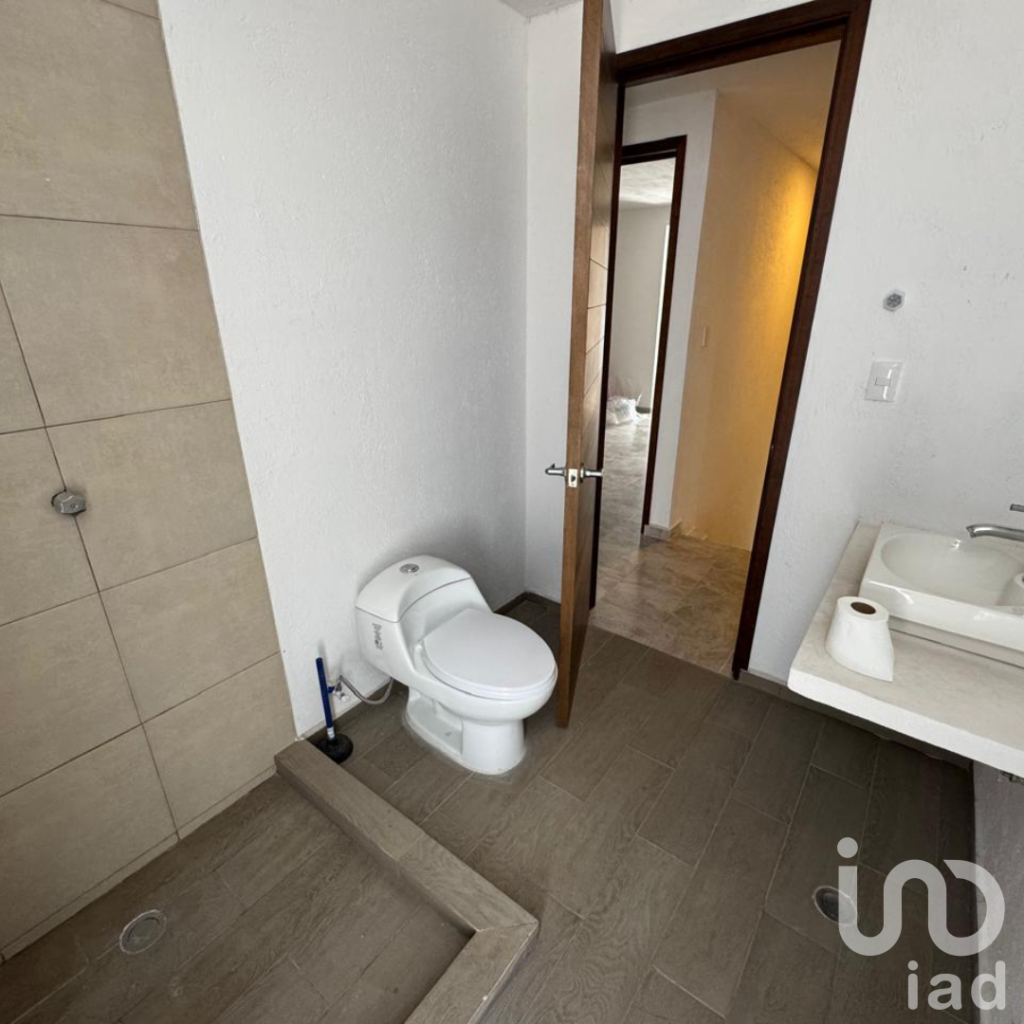 CASA EN VENTA EN HARAS DEL BOSQUE CON JARDIN Y BALCON A UN PASO DEL LAGO PRINCIPAL