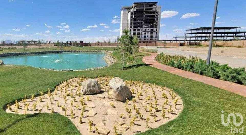 VENTA DE LOTE RESIDENCIAL EN ESQUINA CON JARDIN CON LAGO