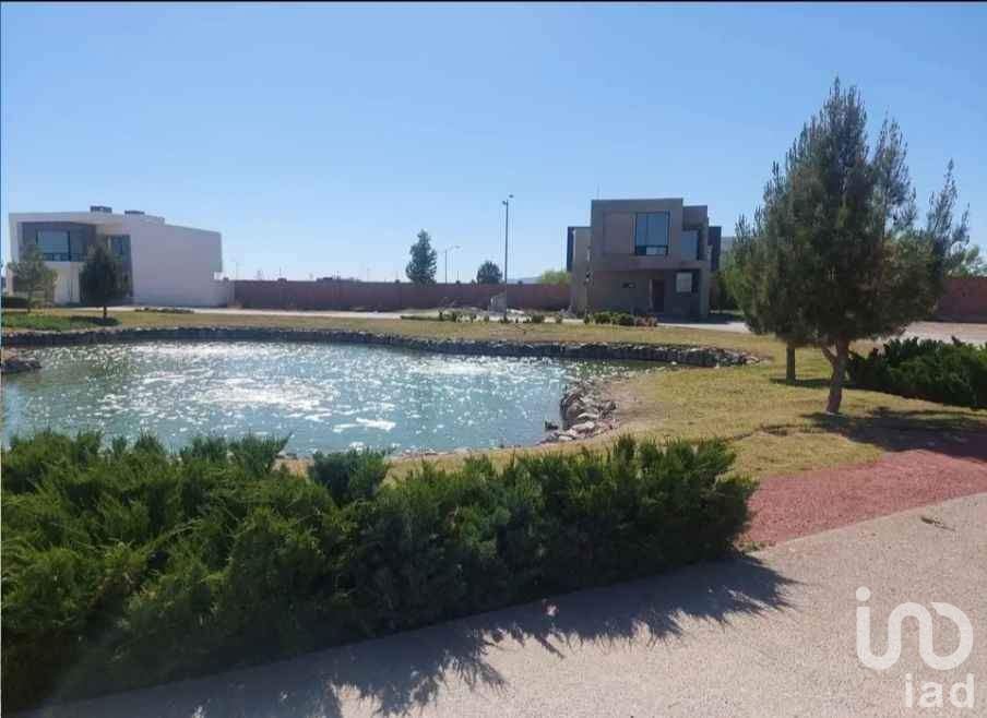 VENTA DE LOTE RESIDENCIAL EN ESQUINA CON JARDIN CON LAGO