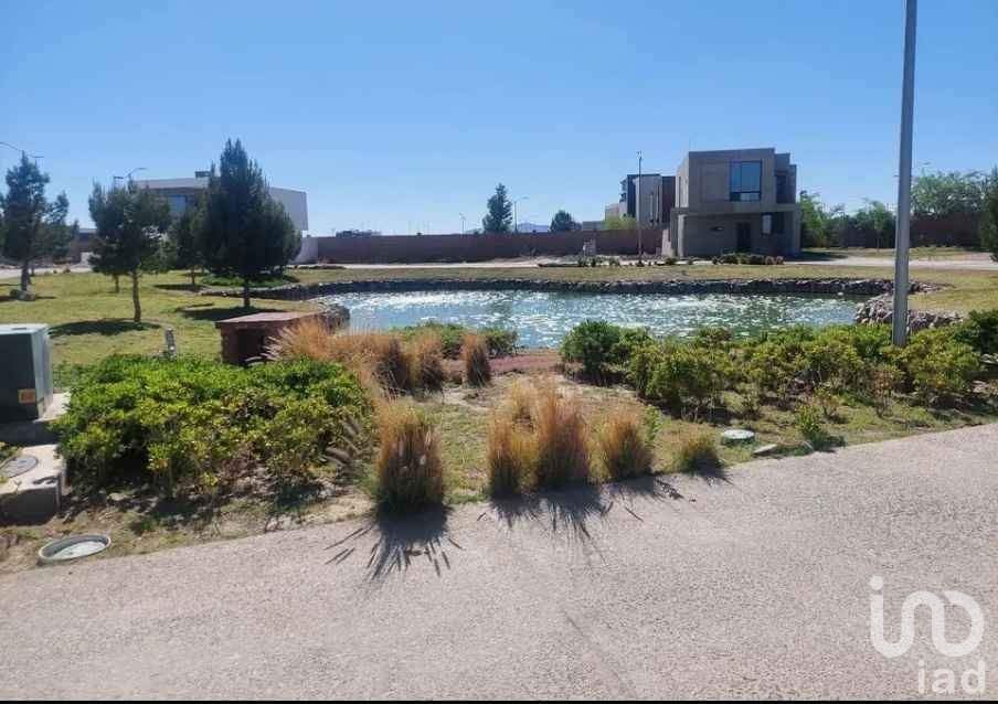 VENTA DE LOTE RESIDENCIAL EN ESQUINA CON JARDIN CON LAGO