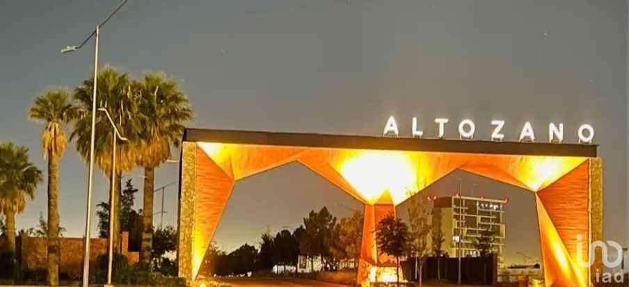 VENTA DE LOTE RESIDENCIAL EN ESQUINA CON JARDIN CON LAGO