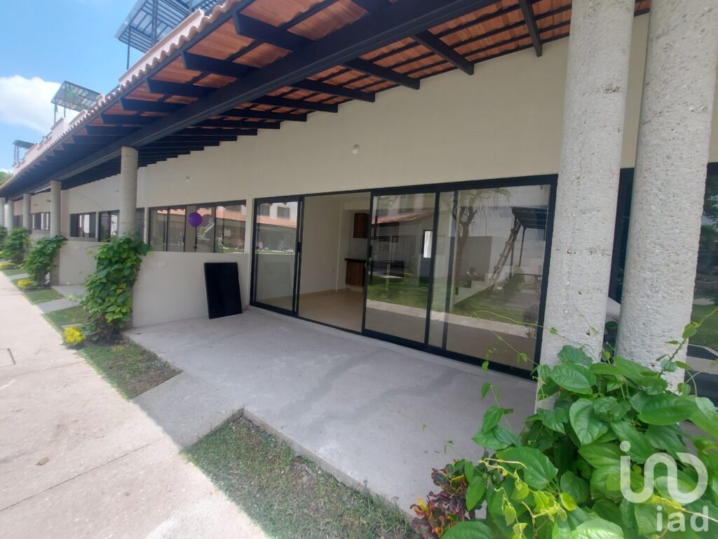 Casa 3 recámaras con roof garden en fraccionamiento con vigilancia y alberca