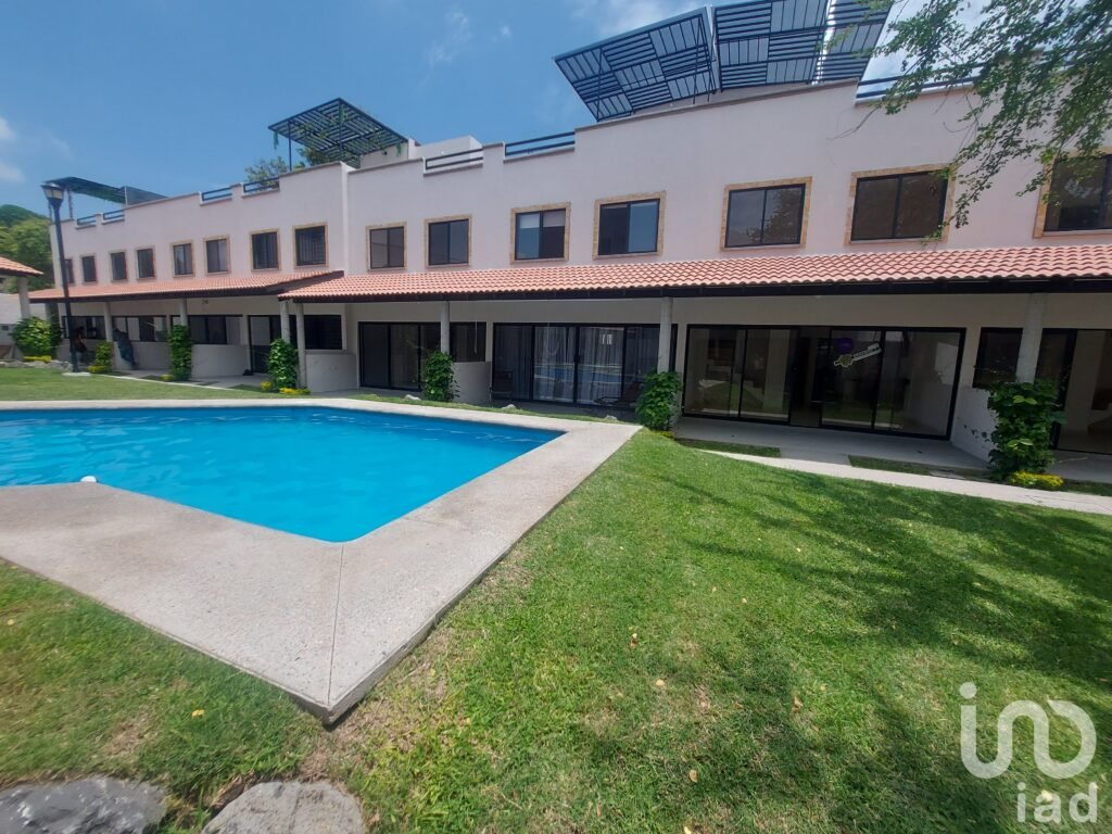 Casa 3 recámaras con roof garden en fraccionamiento con vigilancia y alberca