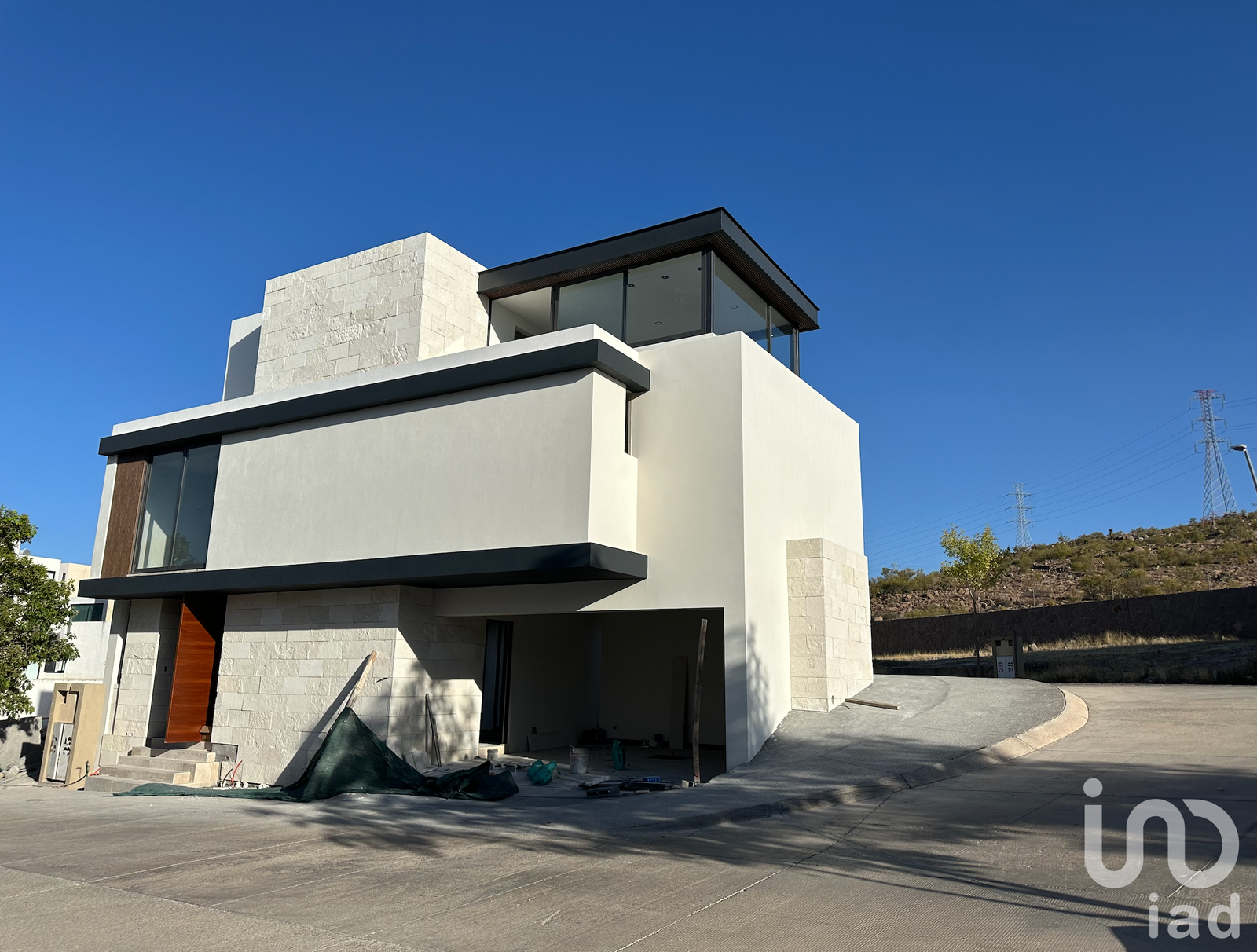 CASA EN ESQUINA EN VENTA – LOMAS DEL PEDREGAL CASA EN ESQUINA EN VENTA – LOMAS DEL PEDREGAL