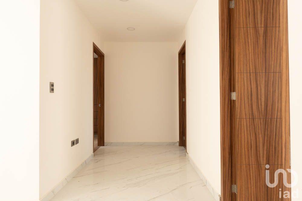 Casa de 3 niveles con roof garden y recámara extra en zona con alta plusvalía en Tlaxcalancingo