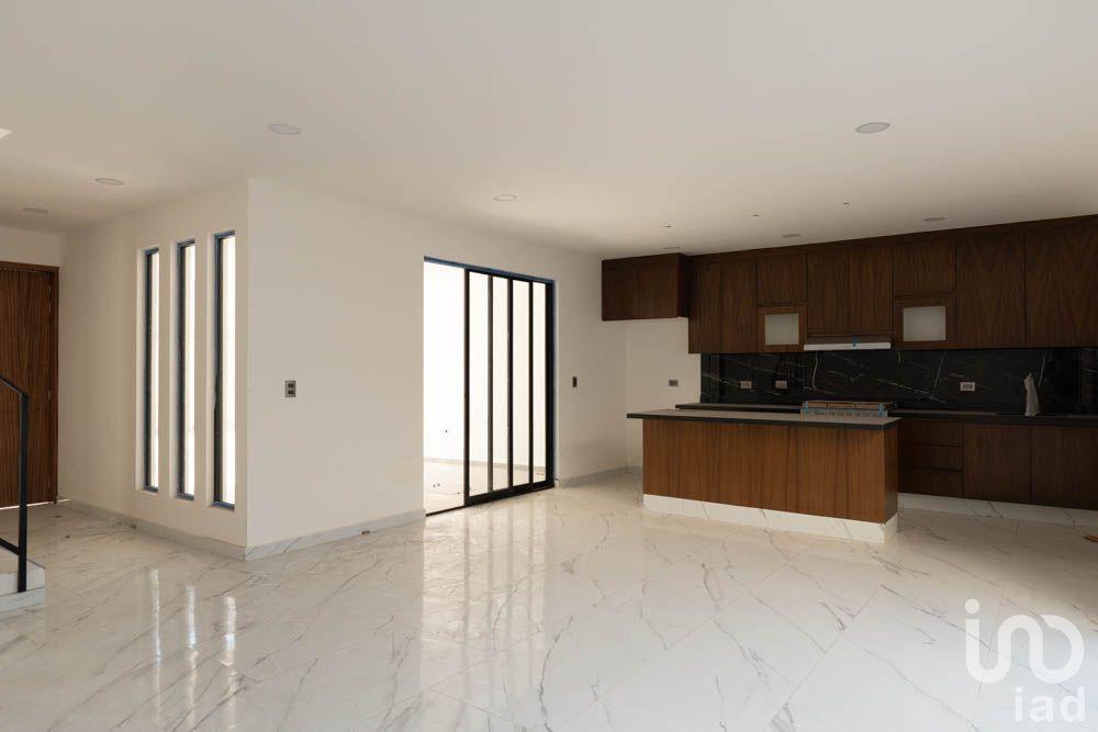 Casa de 3 niveles con roof garden y recámara extra en zona con alta plusvalía en Tlaxcalancingo