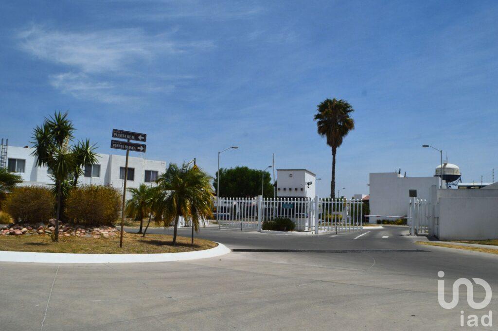 Casa en Residencial Puerta de Piedra  3 recamaras 2 1/2 banos - alberca jardines gimnasio seguridad