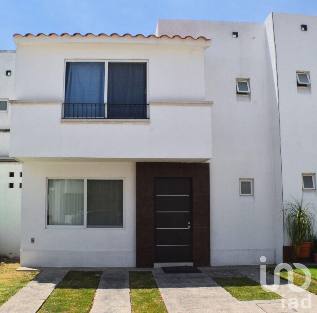 Casa en Residencial Puerta de Piedra  3 recamaras 2 1/2 banos - alberca jardines gimnasio seguridad