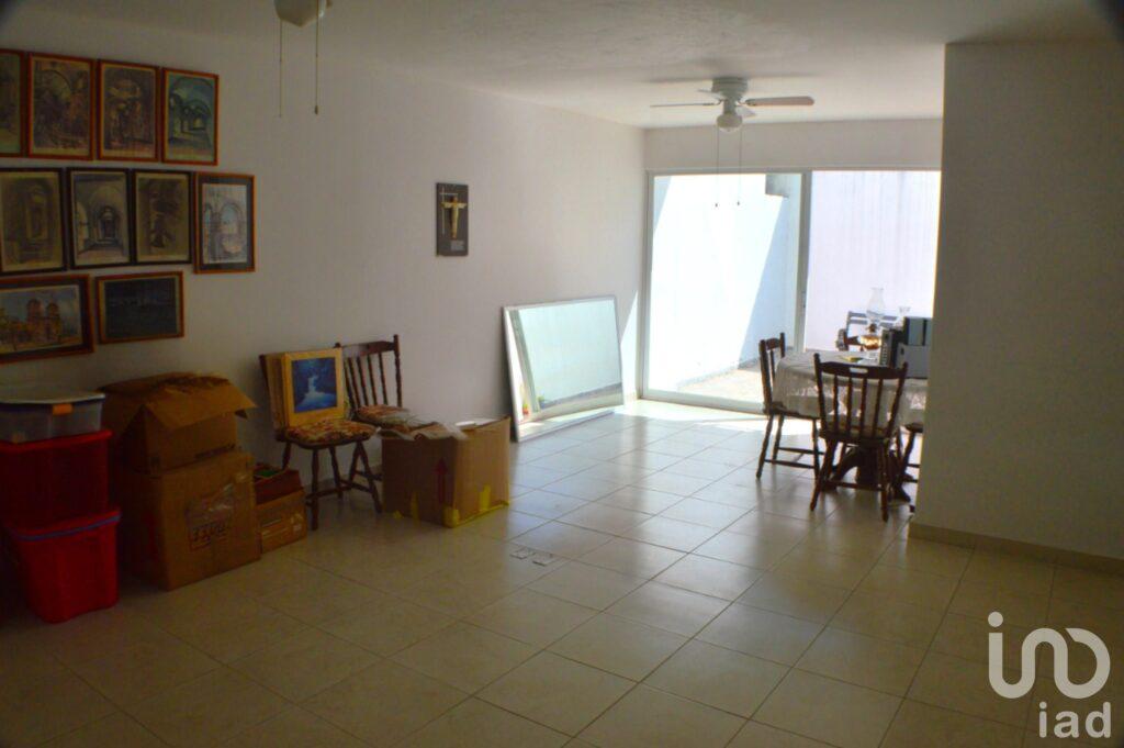 Casa en Residencial Puerta de Piedra  3 recamaras 2 1/2 banos - alberca jardines gimnasio seguridad