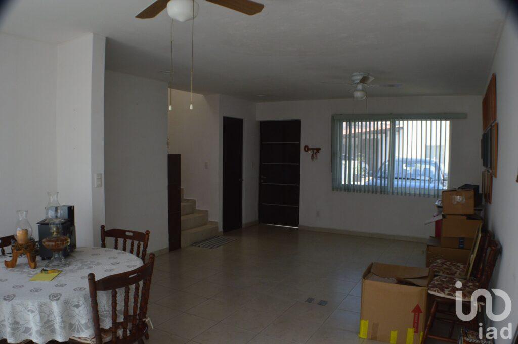 Casa en Residencial Puerta de Piedra  3 recamaras 2 1/2 banos - alberca jardines gimnasio seguridad